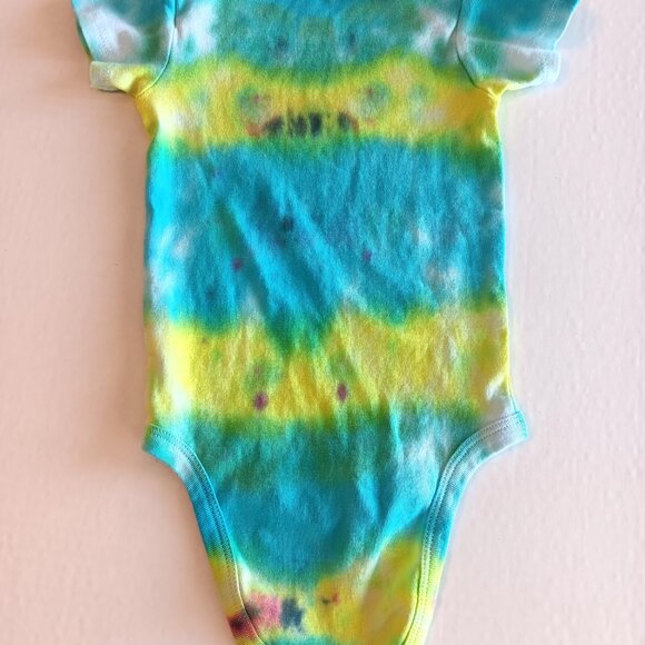 Tie Dye Baby Body Suit With 3 Snap Crotch Blue Yellow Green Size 12-18 Months - Picture 6 of 16